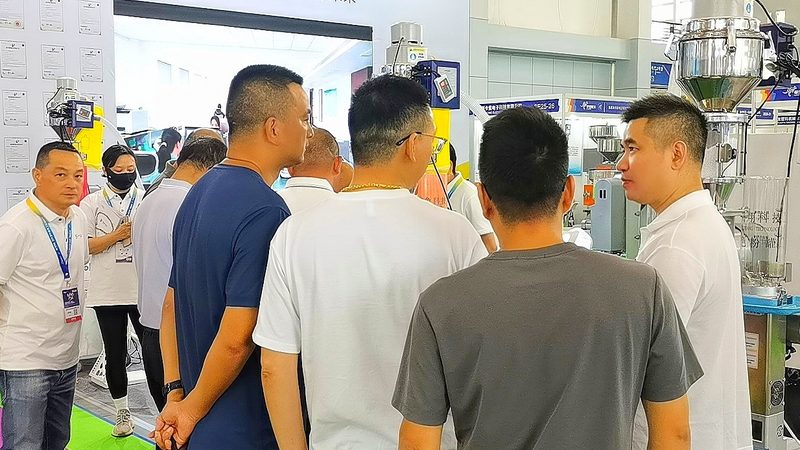 在挑选加盟公司时，要关注公司的实力。可以从以下几个方面进行考察：